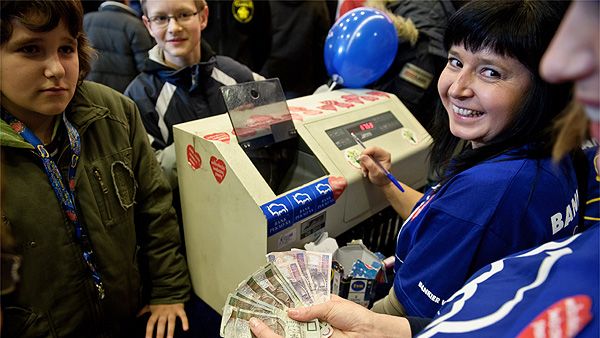 Bankierzy WOŚP liczą pieniądze zebrane przez wolontariuszy