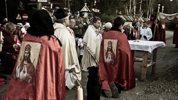 Ks. Natanek wśród swoich sympatyków w Grzechyni