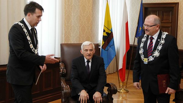 B. premier Jerzy Buzek, wiceprzewodniczący Rady Miasta Adam Warzecha oraz prezydent Katowic Piotr Uszok podczas uroczystości nadania tytułu Honorowego Obywatela Katowic