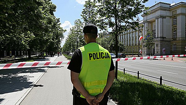 Policja w Alejach Ujazdowskich, naprzeciwko kancelarii premiera.