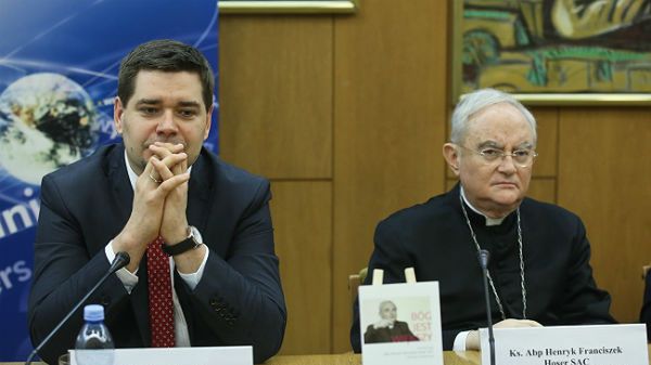 Współautor książki i podsekretarz stanu w Ministerstwie Sprawiedliwości Michał Królikowski oraz metropolita warszawsko-praski abp Henryk Hoser