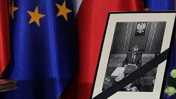 Portret Tadeusza Mazowieckiego przy księdze kondolencyjnej w kancelarii premiera