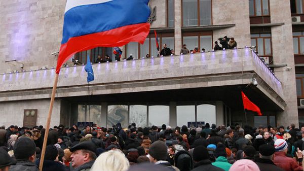 Wcześniej przy budynkach administracyjnych w Doniecku powiewały rosyjskie flagi, dziś znowu je zastąpiono na ukraińskie
