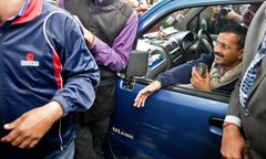 Indie: sekretarz generalny Delhi protestuje na ulicy przeciwko policji