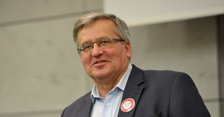 Komorowski na spotkaniu KOD: szkoda Polski na rządy radykałów