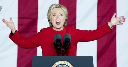 Koniec kampanii wyborczej Clinton w "amerykańskim stylu"