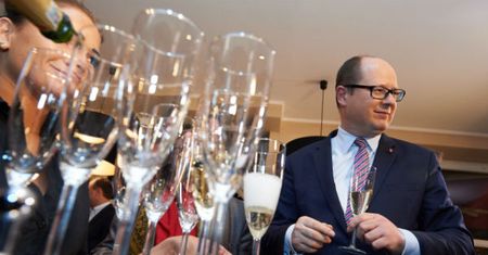 Opozycja protestuje. Paweł Adamowicz wygrał przetarg, który sam ogłosił?