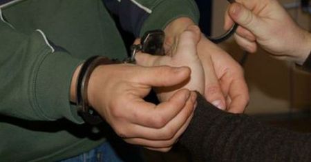 Policja zatrzymała nad morzem napastników, którzy w Poznaniu zaatakowali nożem przechodnia