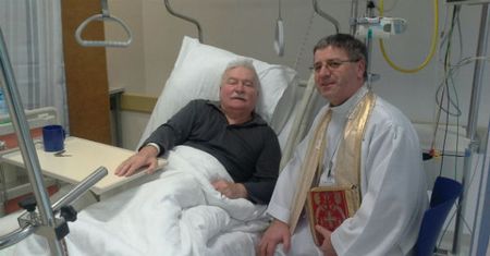 Lech Wałęsa opuszcza szpital z nogą w gipsie. "Jeszcze nie wybieram się na tamten świat"