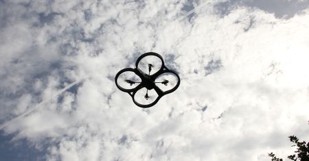 Chcesz latać dronem? Niedługo będziesz musiał zdać egzamin
