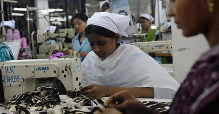 Tak szyją polskie firmy. Alarmujący raport o warunkach pracy w fabrykach w Bangladeszu