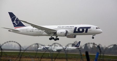 Dreamliner już wylądował - pierwszy taki samolot w Europie