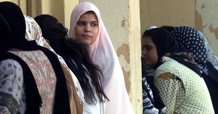 Egipt: nauczycielka ścięła włosy uczennicom, bo nie miały chust