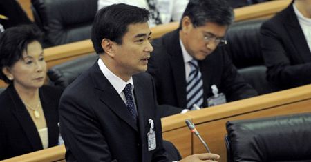 Były premier Tajlandii Abhisit Vejjajiva z zarzutem morderstwa