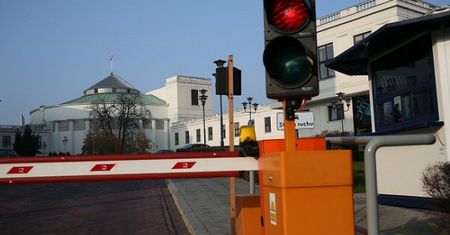 Grzegorz Schetyna: przy ataku na dużą skalę nawet mur przed sejmem nie pomoże