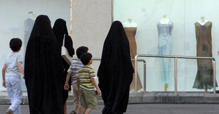 Arabia Saudyjska: żona przekracza granicę, mąż otrzymuje SMS