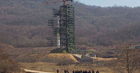 Korea Płn.: na płycie wyrzutni zainstalowano pierwszy stopień rakiety
