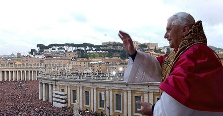 Benedykt XVI abdykuje. To papież powściągliwy i pełen miłości