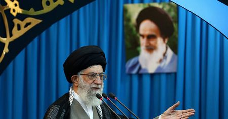 Iran: ajatollah Ali Chamenei zakazuje czatowania nieznajomym kobietom i mężczyznom