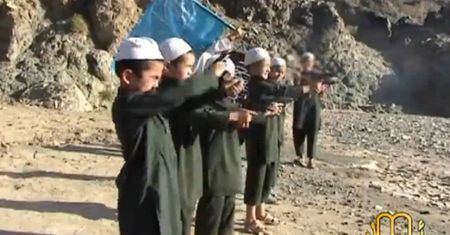 "Szkoła terroru" dla dzieci - szokujące wideo z Pakistanu