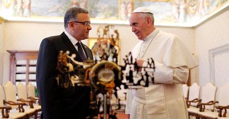 Prezydent Salwadoru podarował papieżowi fragment sutanny arcybiskupa Romero