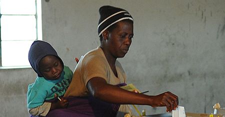 Zimbabwe: partia Roberta Mugabego twierdzi, że zdobył on 70-75 proc. głosów