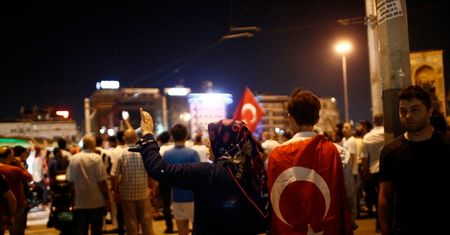 Erdogan potępia "zdradę" i oskarża swoich przeciwników