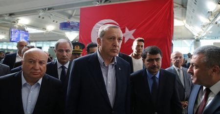 Erdogan wezwał naród do przeciwstawienia się "próbie zamachu stanu"