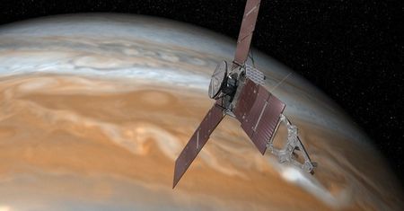 Po pięciu latach sonda Juno dolatuje do Jowisza