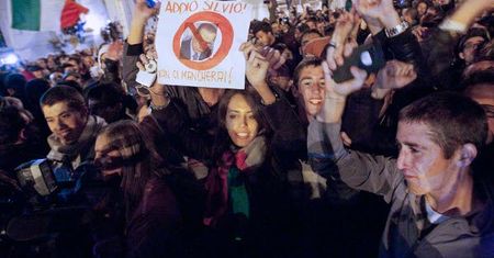 W Rzymie tłum świętował z okazji dymisji Berlusconiego