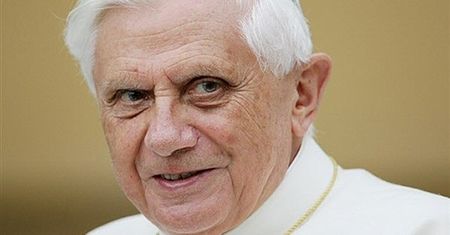 Benedykt XVI ma kłopoty z chodzeniem