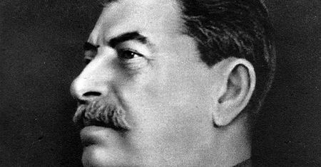 Czekasz na przystanku, a podjeżdża Stalin