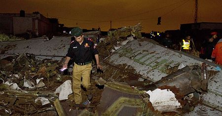 W Pakistanie rozbił się samolot pasażerski ze 122 osobami na pokładzie