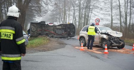 Zderzenie busa z samochodem - 11 osób rannych