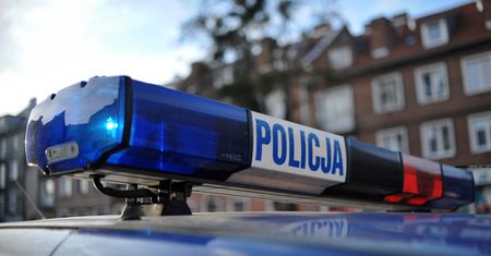 Poznań: w aucie dusił się noworodek. Policjanci ruszyli z pomocą