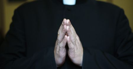 Francja: umorzono postępowanie w sprawie arcybiskupa Lyonu dotyczące pedofilii