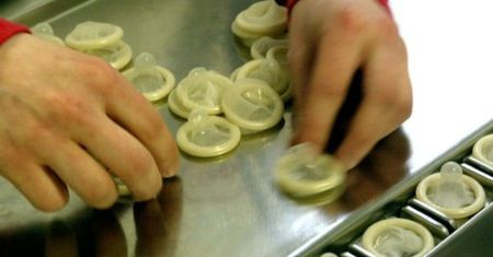 Zazdrośnica chciała skraść prezerwatywy przyjaciela
