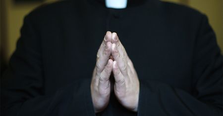 "Księża są dorośli, wolno im być homoseksualistami"