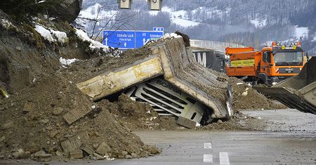 Na autostradzie w Austrii runął mur na ciężarówkę, kierowca zginął