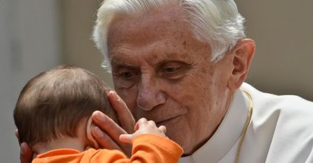 Benedykt XVI modlił się o "radość" w watykańskiej rodzinie