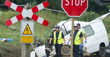 Tragiczny wypadek w Łódzkiem: pociąg zderzył się z busem, 9 osób nie żyje