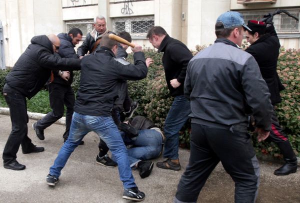 Członkowie "Samoobrony" rozprawiają się z ukraińskim demonstrantem