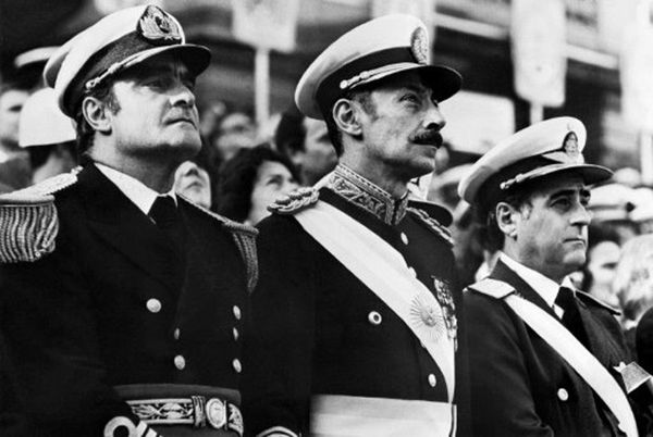 Gen. Videla w towarzystwie gen. Massera (L) i gen. Agostiego (P).