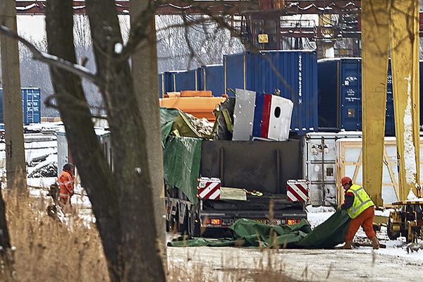 Części wraku ładowane na ciężarówkę w Charkowie