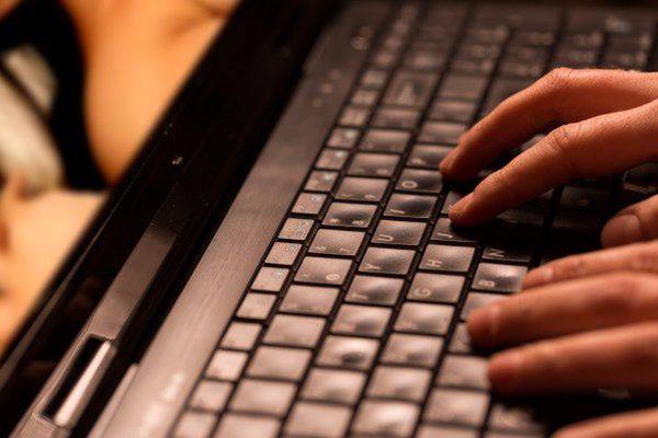 Badanie: dzieci stykają się z pornografią przed 12. rokiem życia