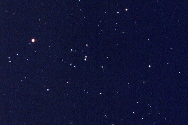 Aldebaran na tle Hiad (duży czerwonawy punkt po lewej stronie)