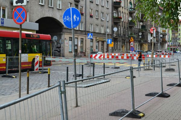 Remonty i prace ziemne na wrocławskich osiedlach. Autobusy zmienią swoje trasy