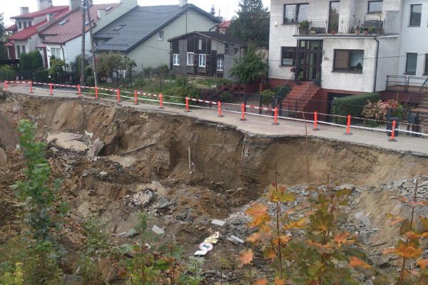 Pęknięta rura doprowadziła do osunięcia jezdni. 25 rodzin bez dostępu do bieżącej wody