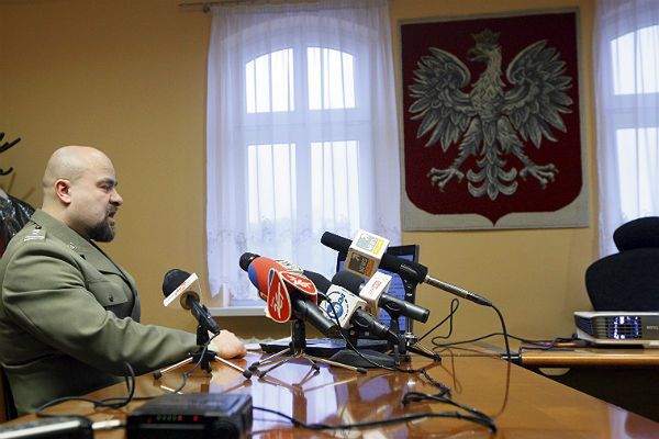 Prokurator Naczelnej Prokuratury Wojskowej płk Mikołaj Przybył w czasie konferencji prasowej nt sprawy bilingów dziennikarzy