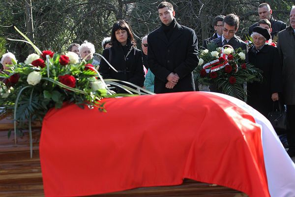 Wdowa Zuzanna Kurtyka z synem Pawłem w czasie uroczystości pogrzebowych Janusza Kurtyki